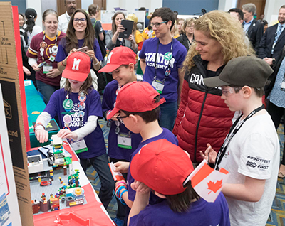 Gov. Gen. Payette greets a Canadian FIRST LEGO League Jr. team at the FIRST Championship. (Photo credit: Sgt Johanie Maheu, Rideau Hall (2018))